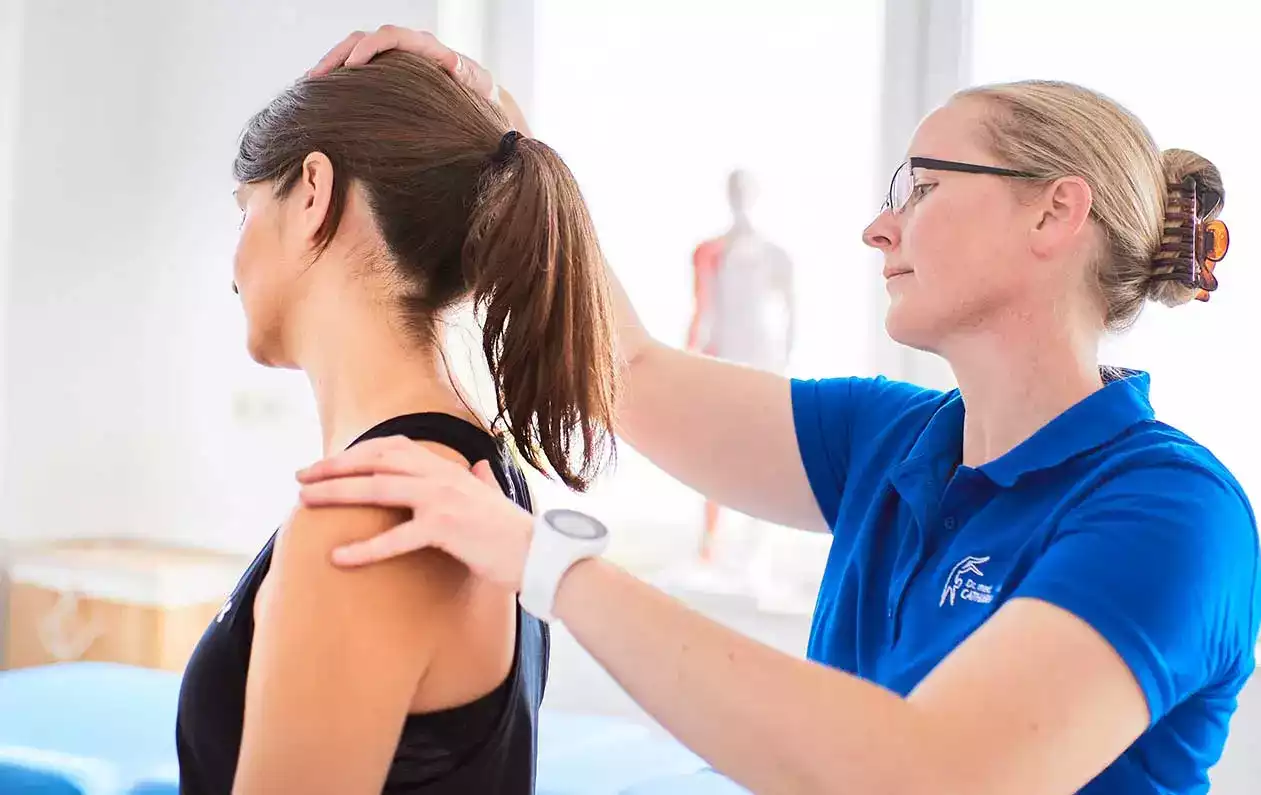 Dr. med. Catharina Braun behandelt eine Patientin Dr. med. Catharina Braun behandelt eine Patientin